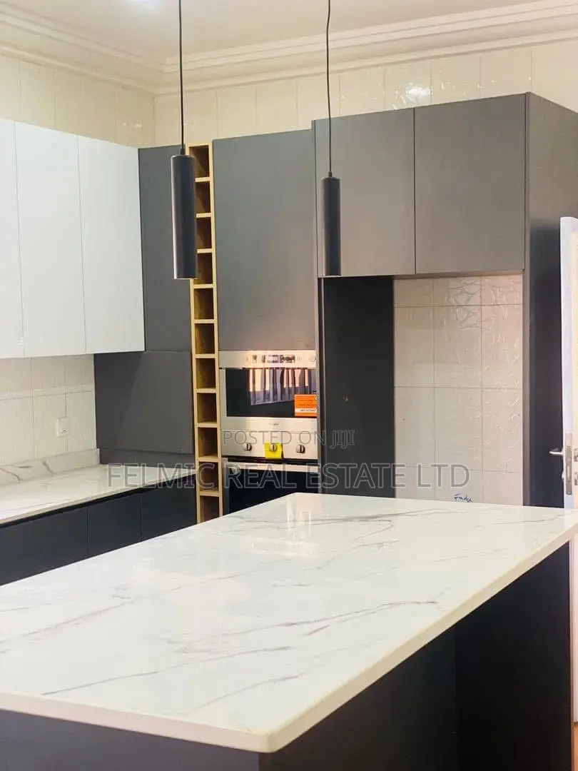 5bdrm Mansion in Felmic Real Estate, Tema Metropolitan for sale