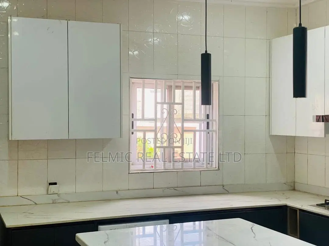 5bdrm Mansion in Felmic Real Estate, Tema Metropolitan for sale