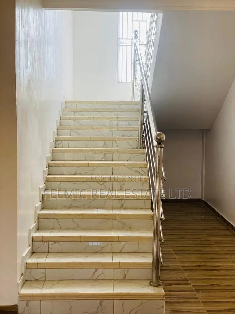 5bdrm Mansion in Felmic Real Estate, Tema Metropolitan for sale