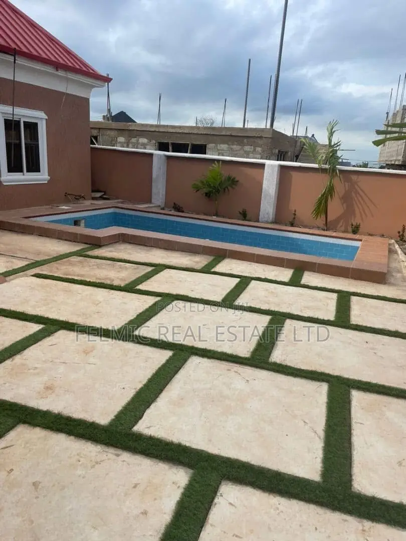 5bdrm Mansion in Felmic Real Estate, Tema Metropolitan for sale