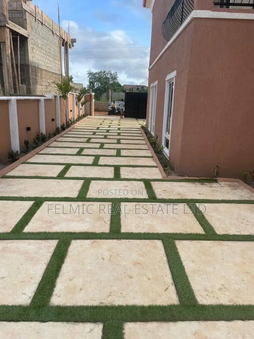 5bdrm Mansion in Felmic Real Estate, Tema Metropolitan for sale