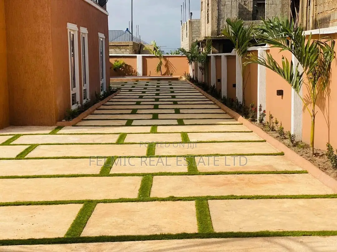 5bdrm Mansion in Felmic Real Estate, Tema Metropolitan for sale