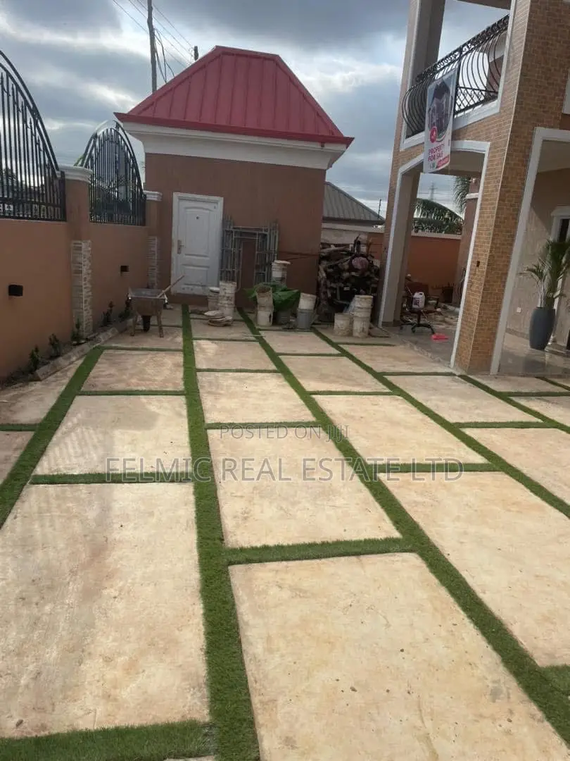5bdrm Mansion in Felmic Real Estate, Tema Metropolitan for sale