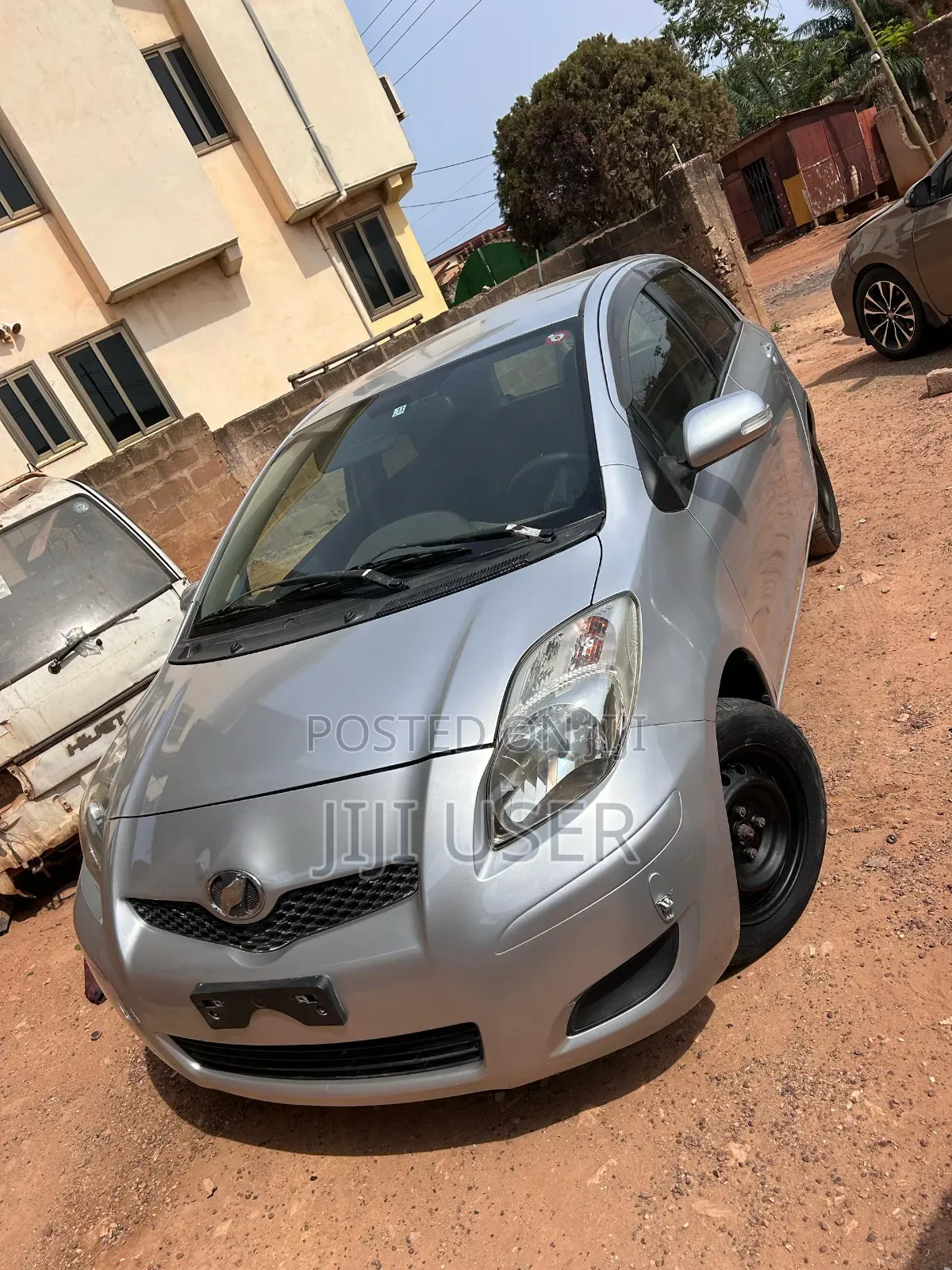 Toyota Vitz 2010 Silver