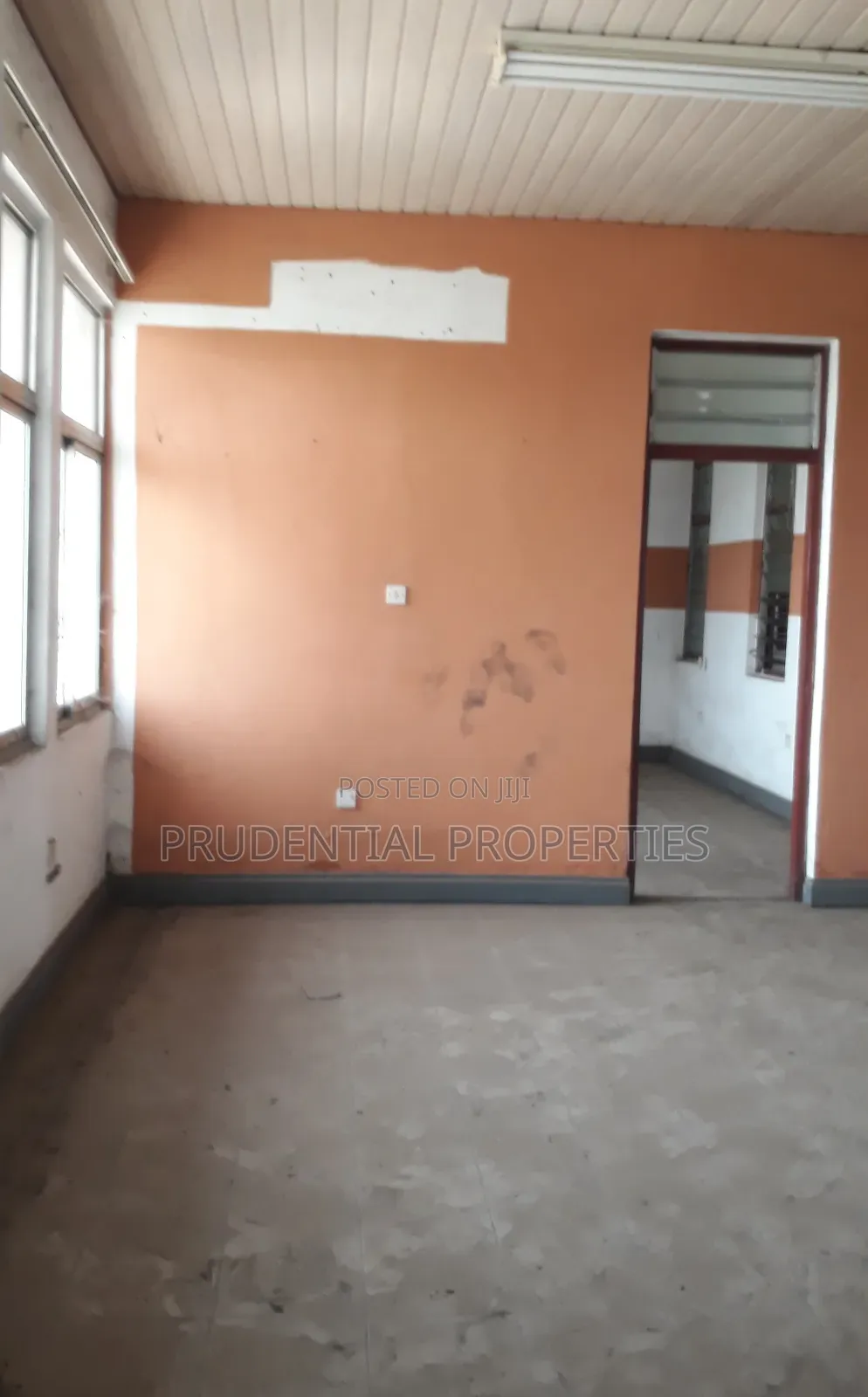 6 Bedrooms Office Space for Rent at Tesano