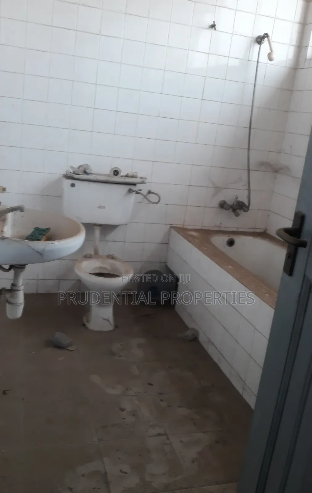 6 Bedrooms Office Space for Rent at Tesano