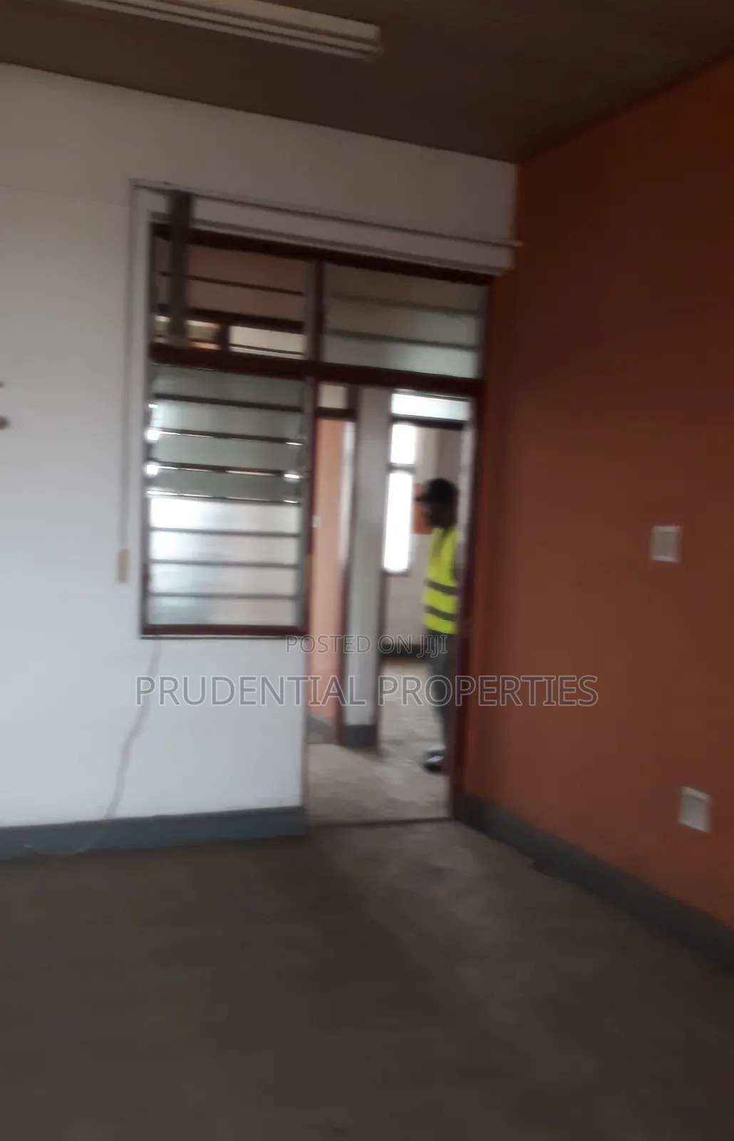 6 Bedrooms Office Space for Rent at Tesano
