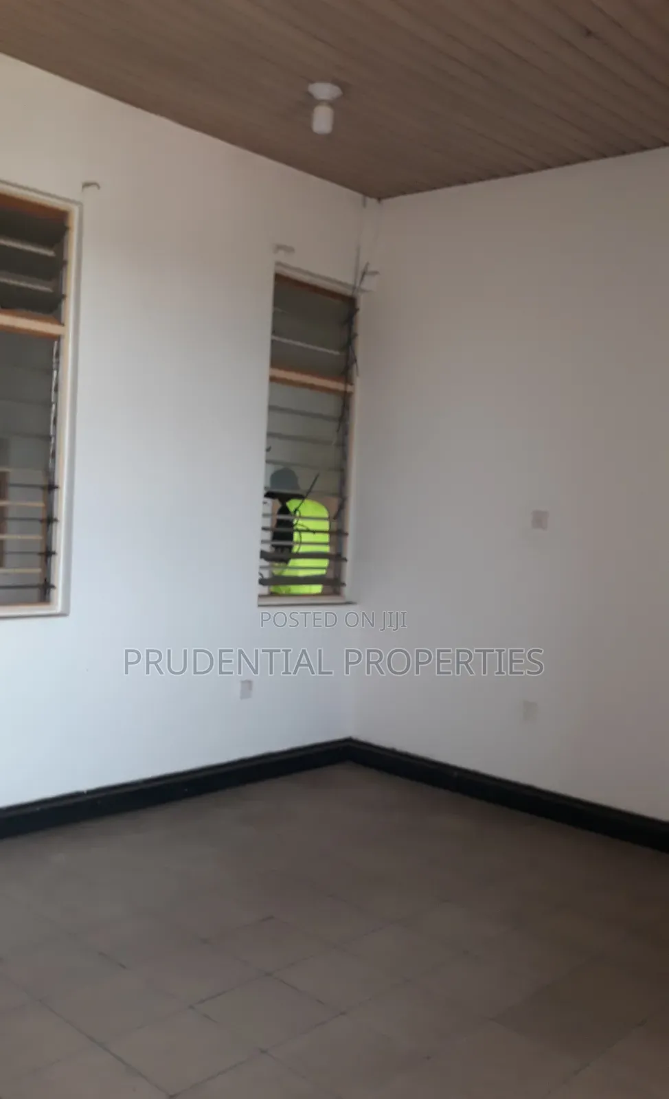 5 Bedrooms Office Space for Rent at Tesano