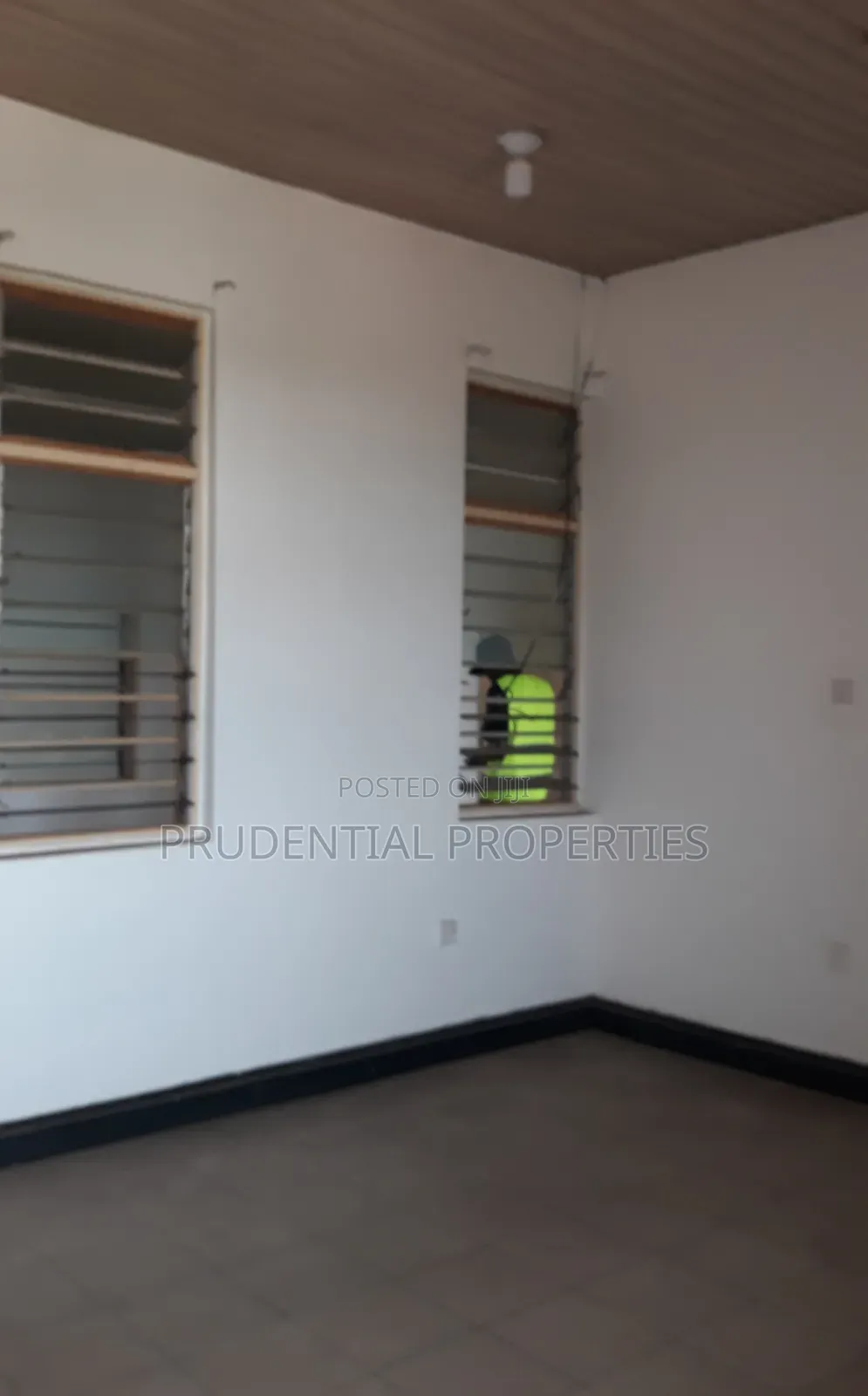 5 Bedrooms Office Space for Rent at Tesano