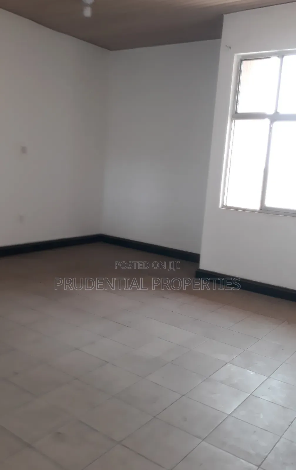 5 Bedrooms Office Space for Rent at Tesano