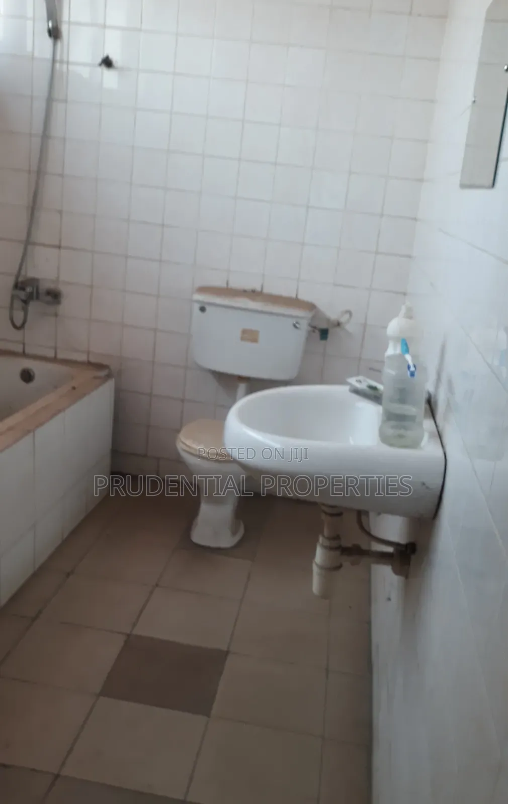 5 Bedrooms Office Space for Rent at Tesano