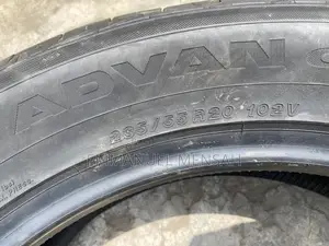 235/55r20 Yokohama Advan Db V552