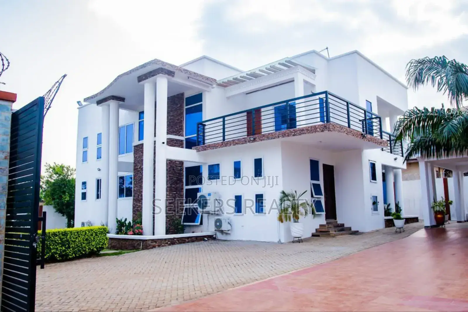 8bdrm House in Seekers Realty, Oyarifa for sale