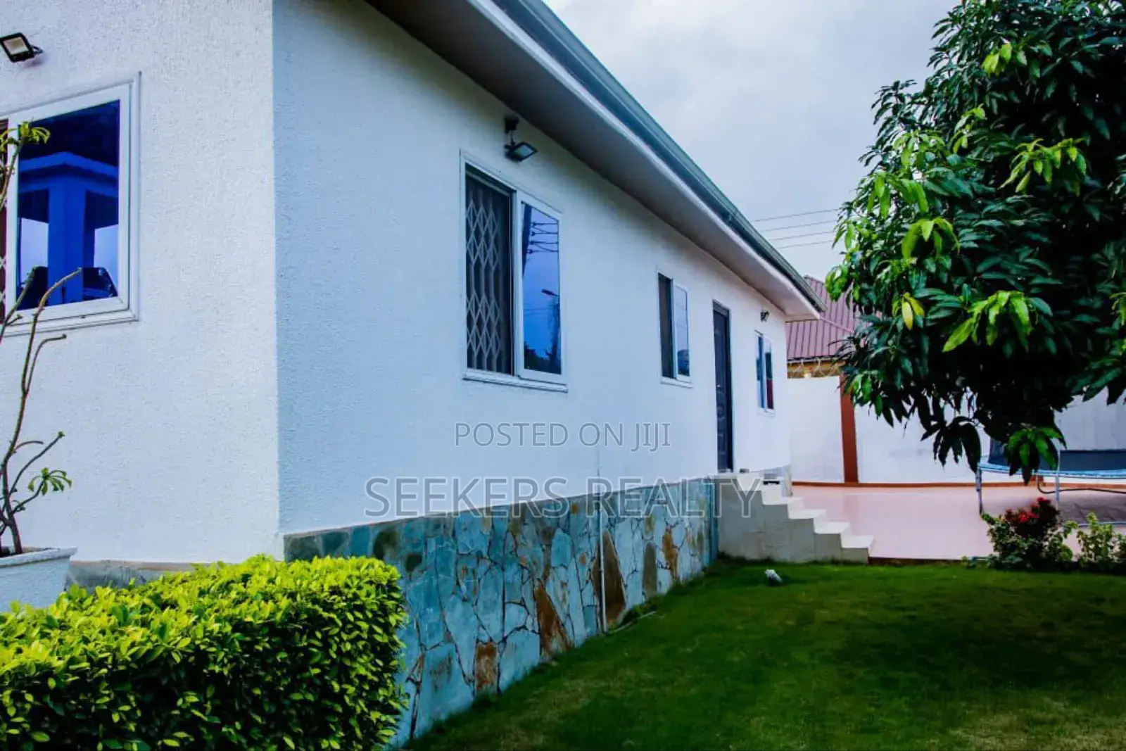 8bdrm House in Seekers Realty, Oyarifa for sale