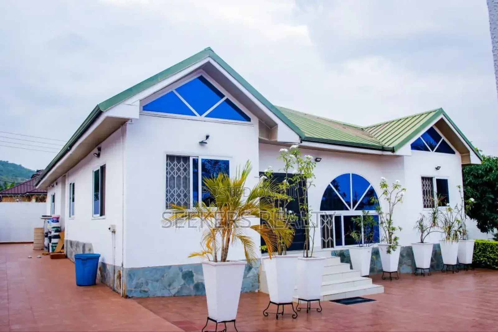 8bdrm House in Seekers Realty, Oyarifa for sale