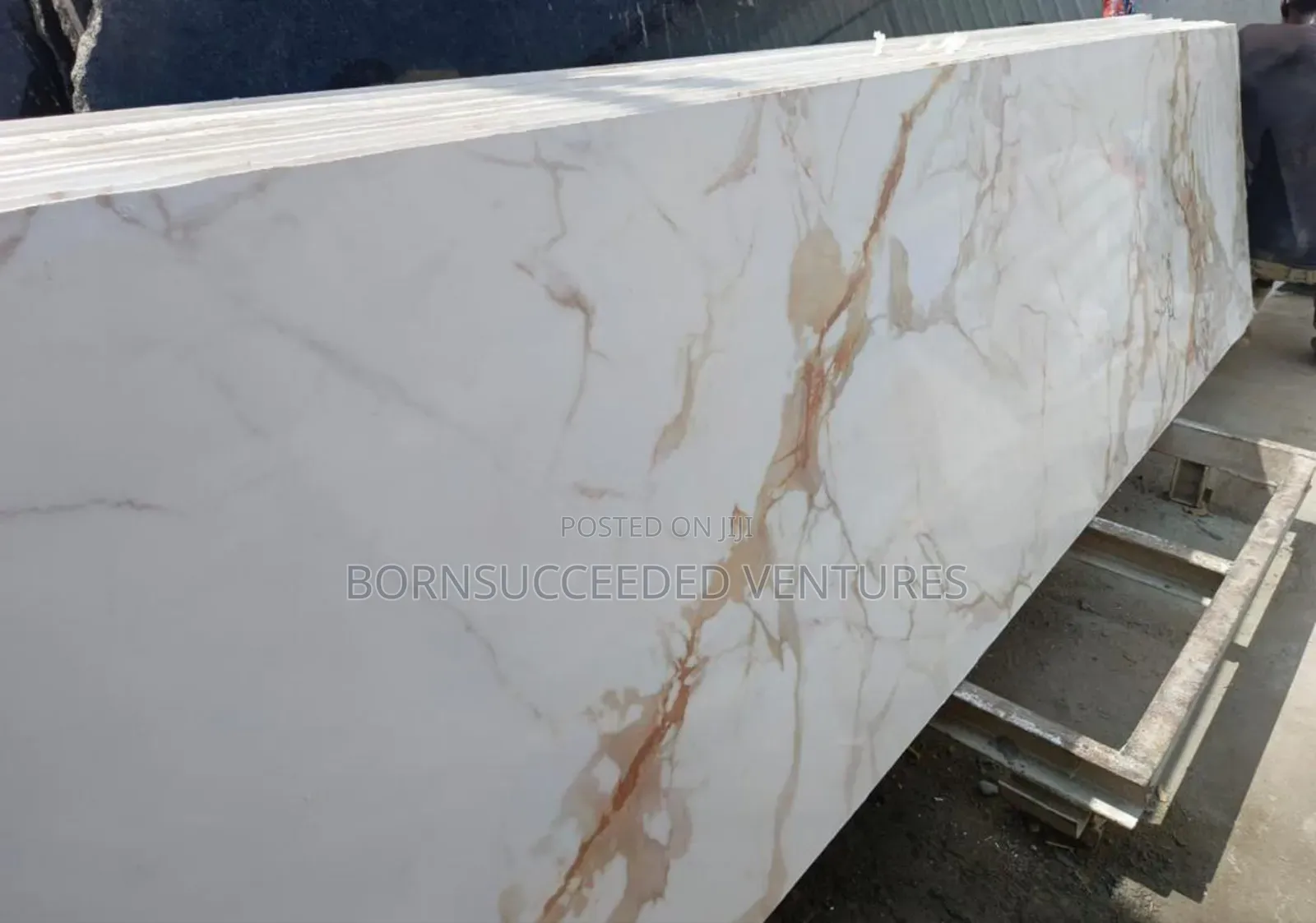The Quartz Stones 326cm× 83cm
