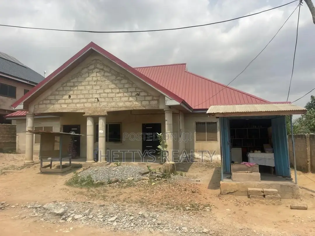5bdrm House in Pokuase for sale