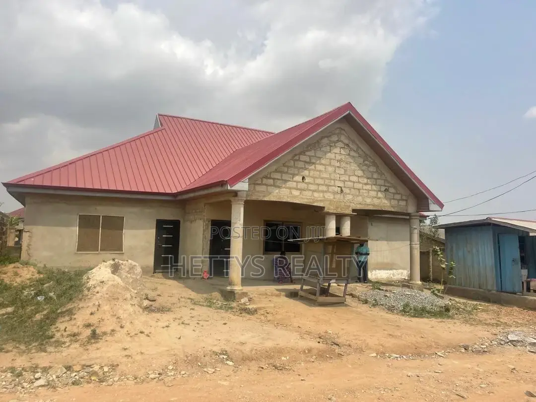 5bdrm House in Pokuase for sale