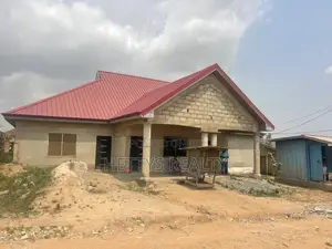 5bdrm House in Pokuase for sale