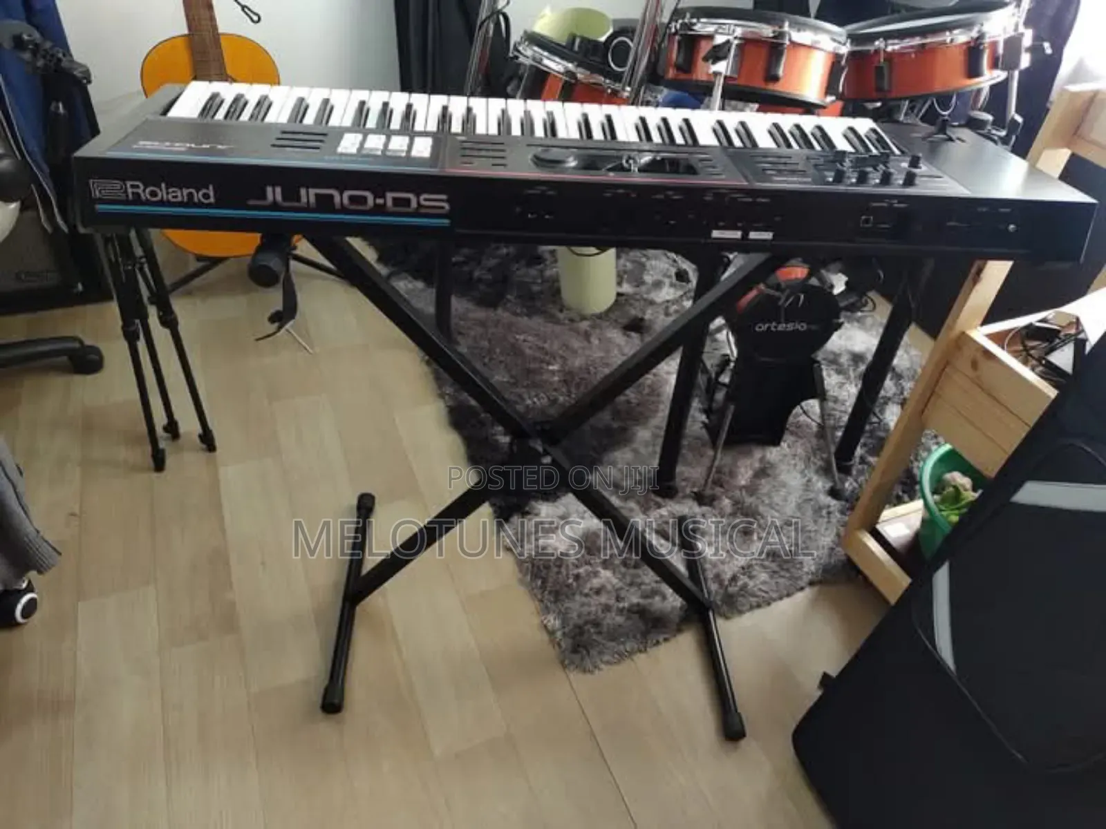 Roland Junos-61 61-Keys Keyboard With Bag and Stand