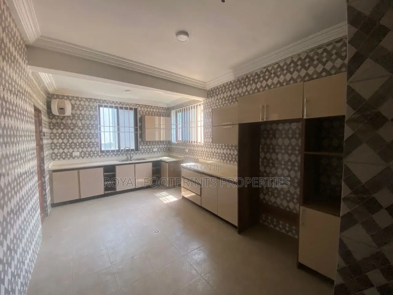 4bdrm Townhouse / Terrace in Luxelooks Properties, East Legon for rent