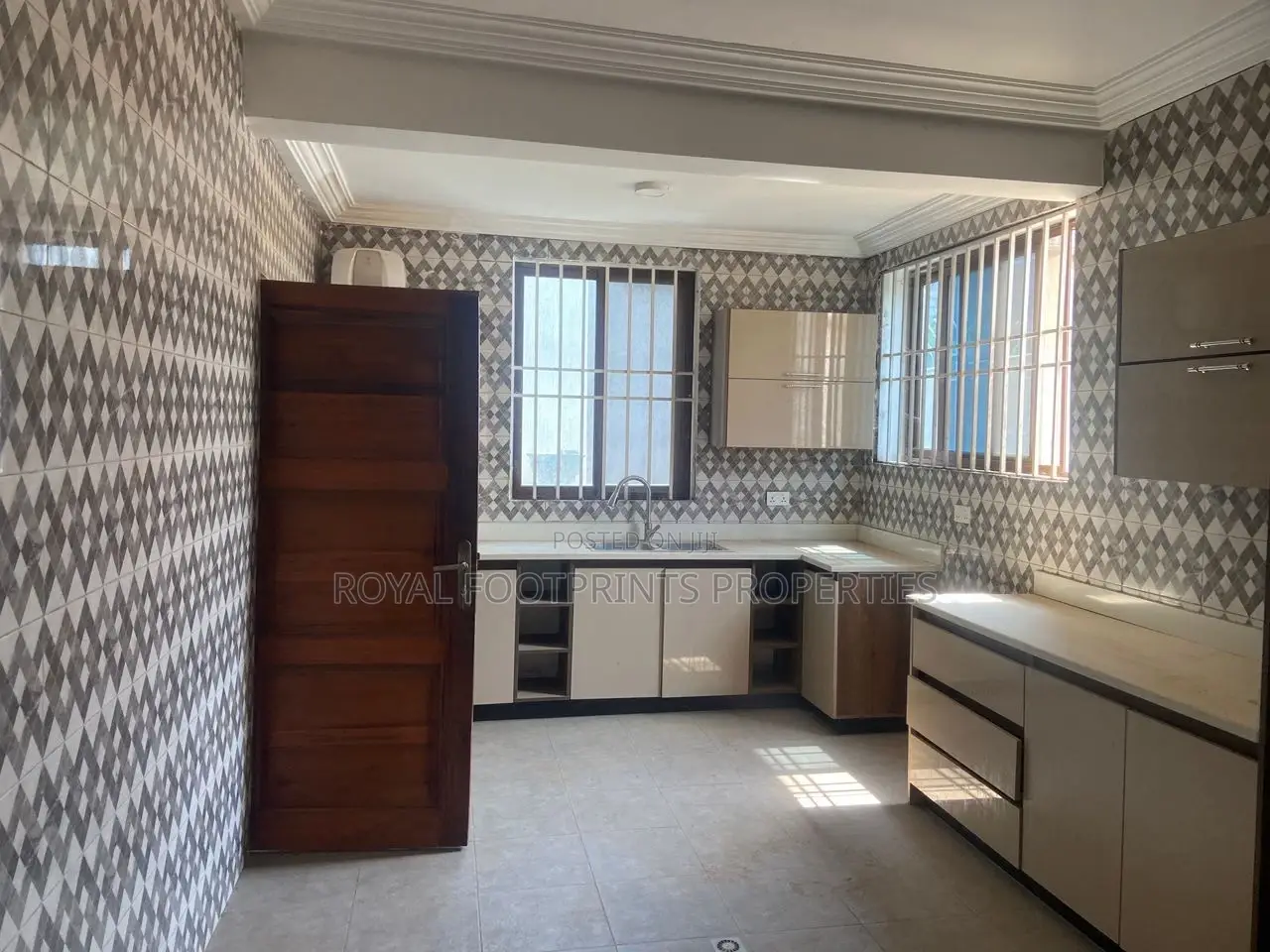 4bdrm Townhouse / Terrace in Luxelooks Properties, East Legon for rent