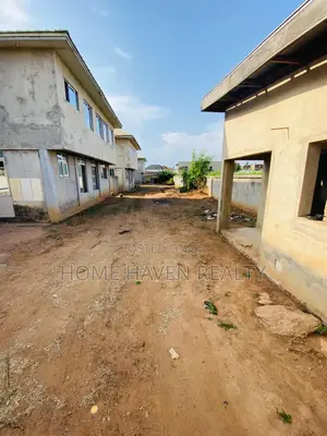 6bdrm Apartment in Westland for sale