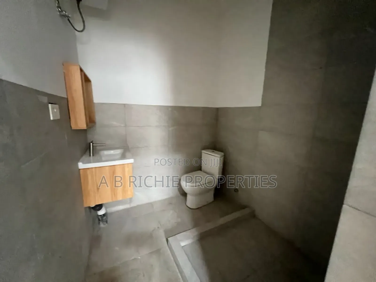 3bdrm Townhouse / Terrace in Ab Richie Properties, West Legon for rent