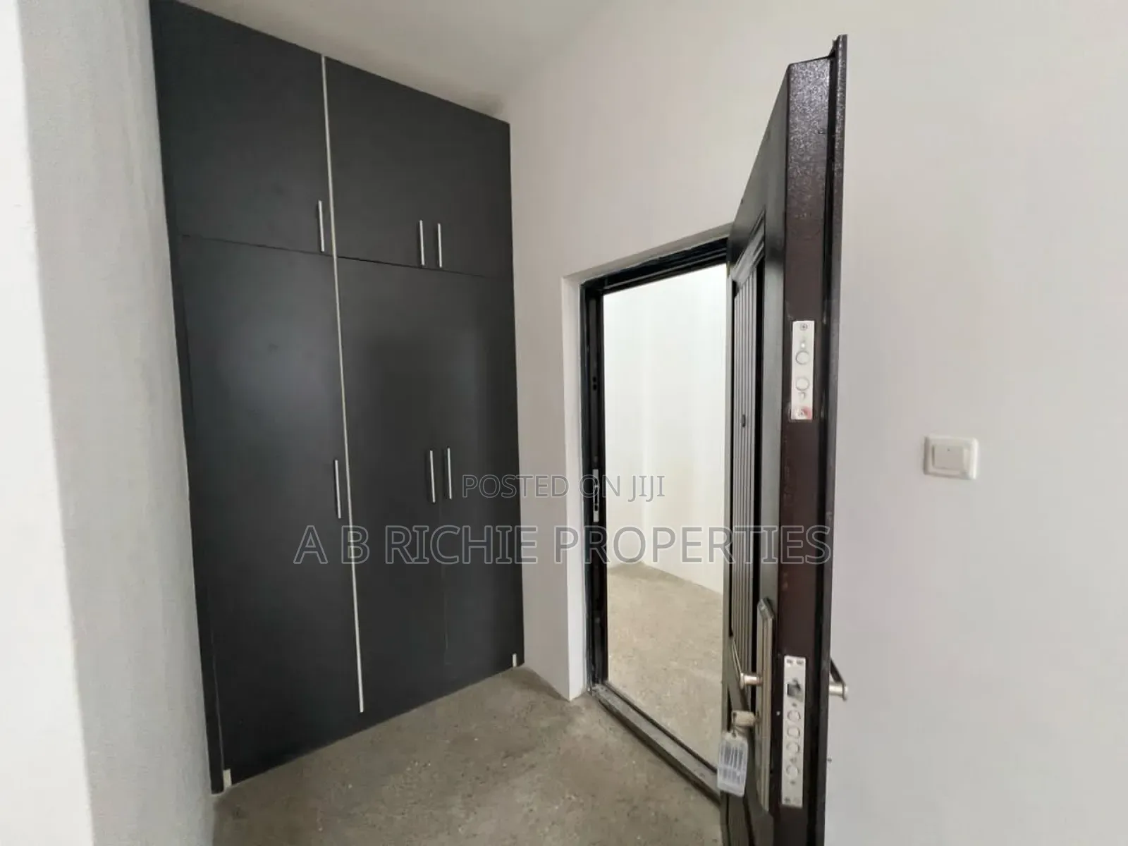 3bdrm Townhouse / Terrace in Ab Richie Properties, West Legon for rent