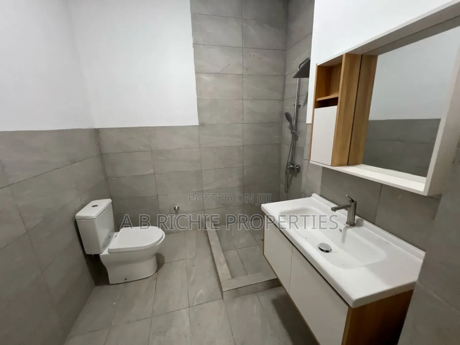 3bdrm Townhouse / Terrace in Ab Richie Properties, West Legon for rent