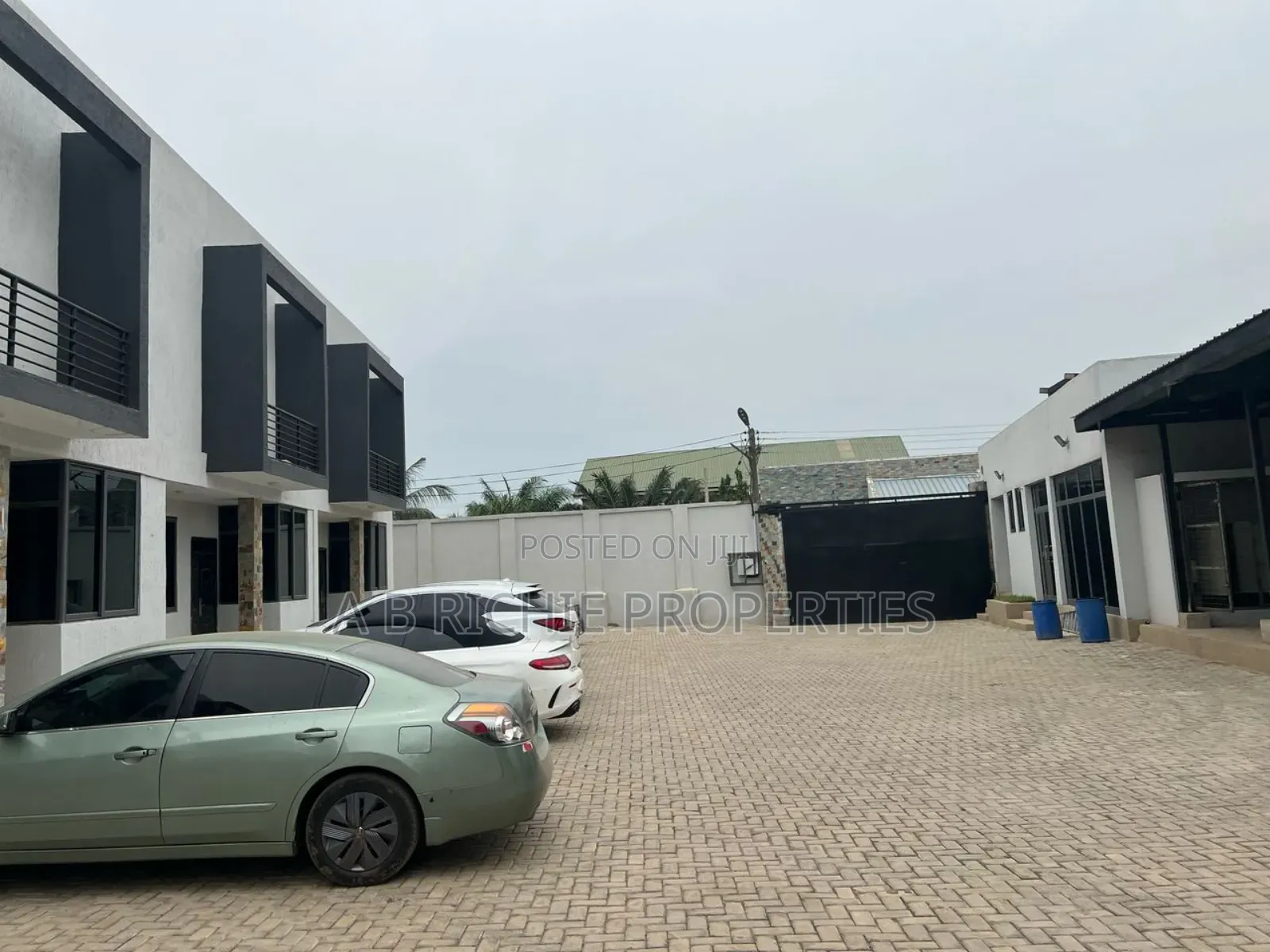 3bdrm Townhouse / Terrace in Ab Richie Properties, West Legon for rent