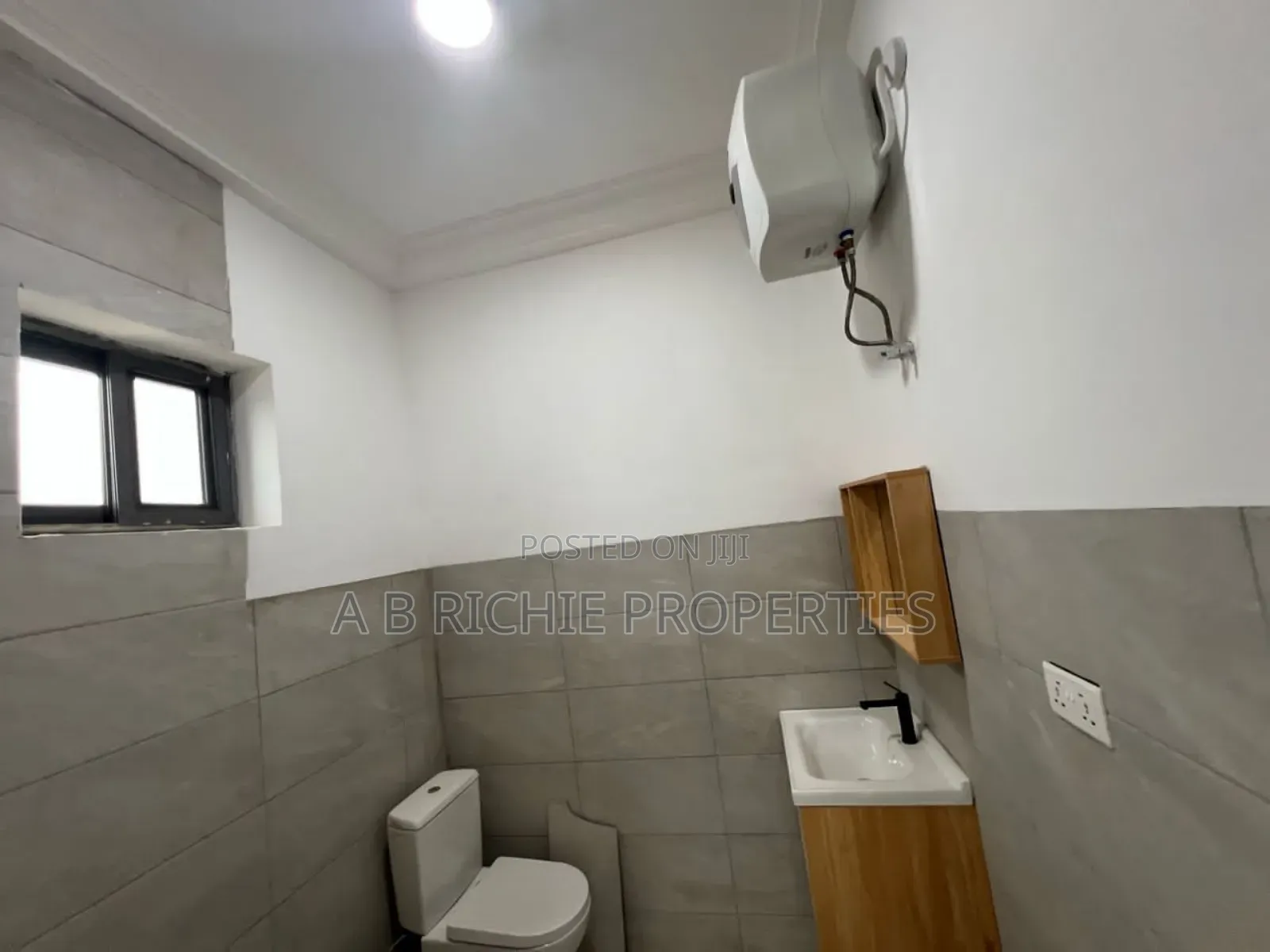 3bdrm Townhouse / Terrace in Ab Richie Properties, West Legon for rent
