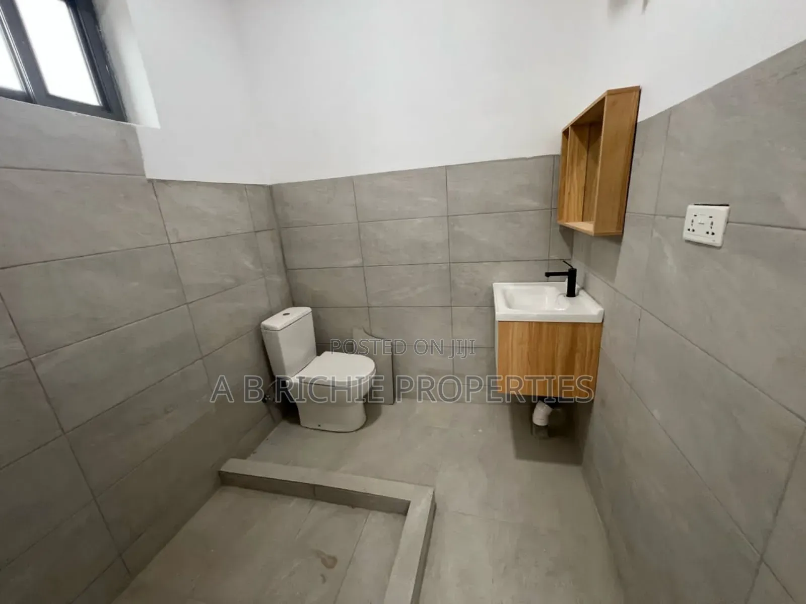 3bdrm Townhouse / Terrace in Ab Richie Properties, West Legon for rent