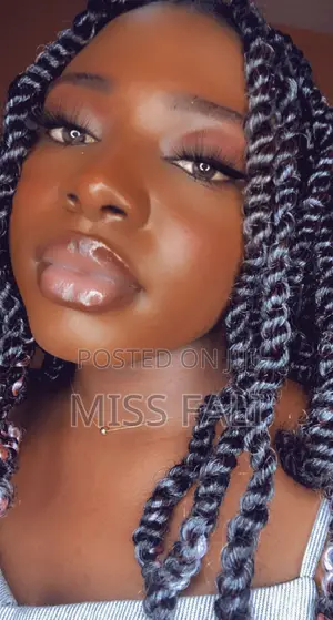 Make Up Artist. For All Your Soft Glams and Looks.