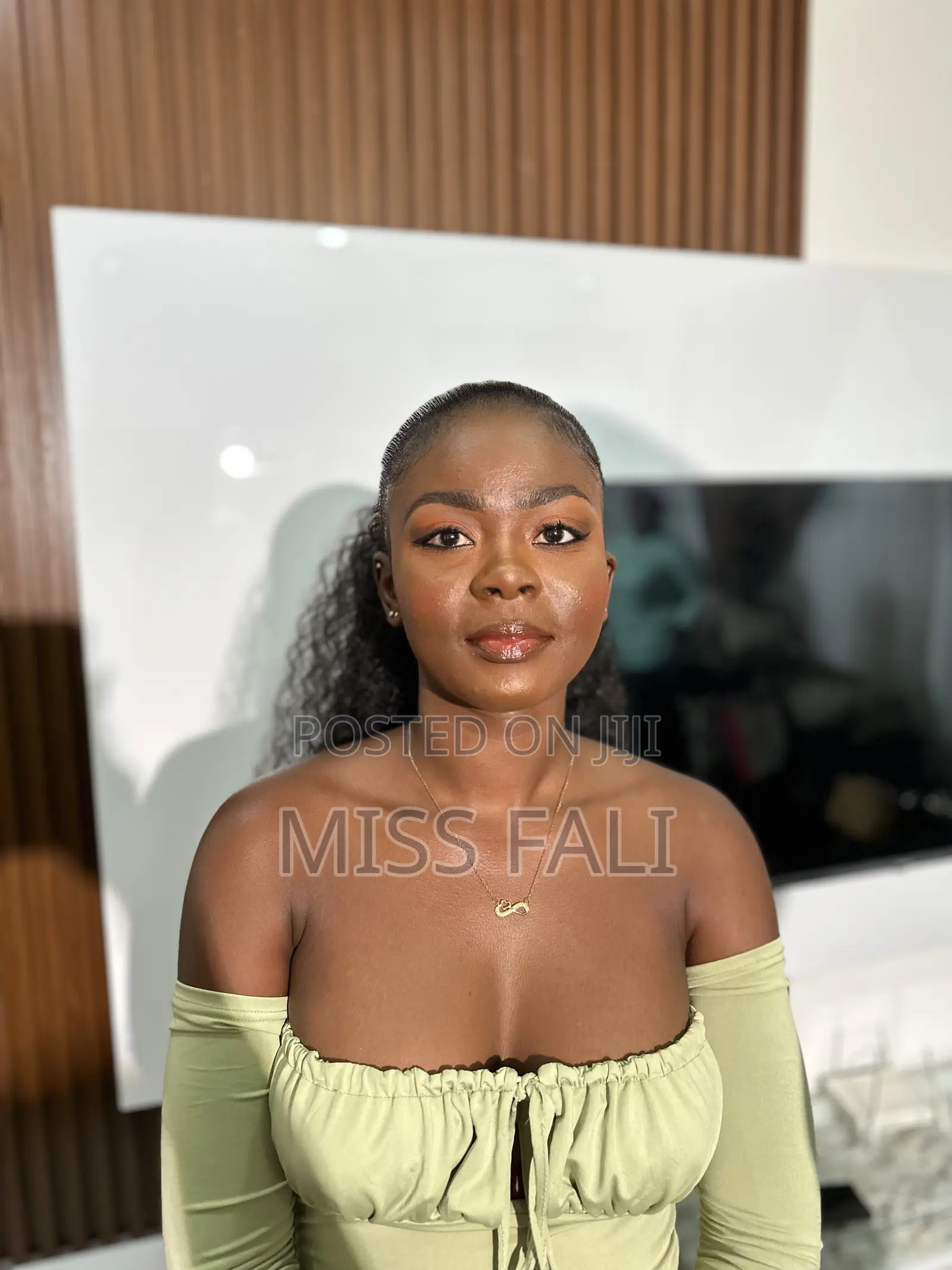 Make Up Artist. For All Your Soft Glams and Looks.