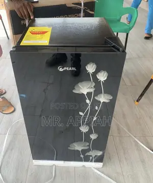 Extremely Chilling Pearl Single Door Table Top Fridge,Black