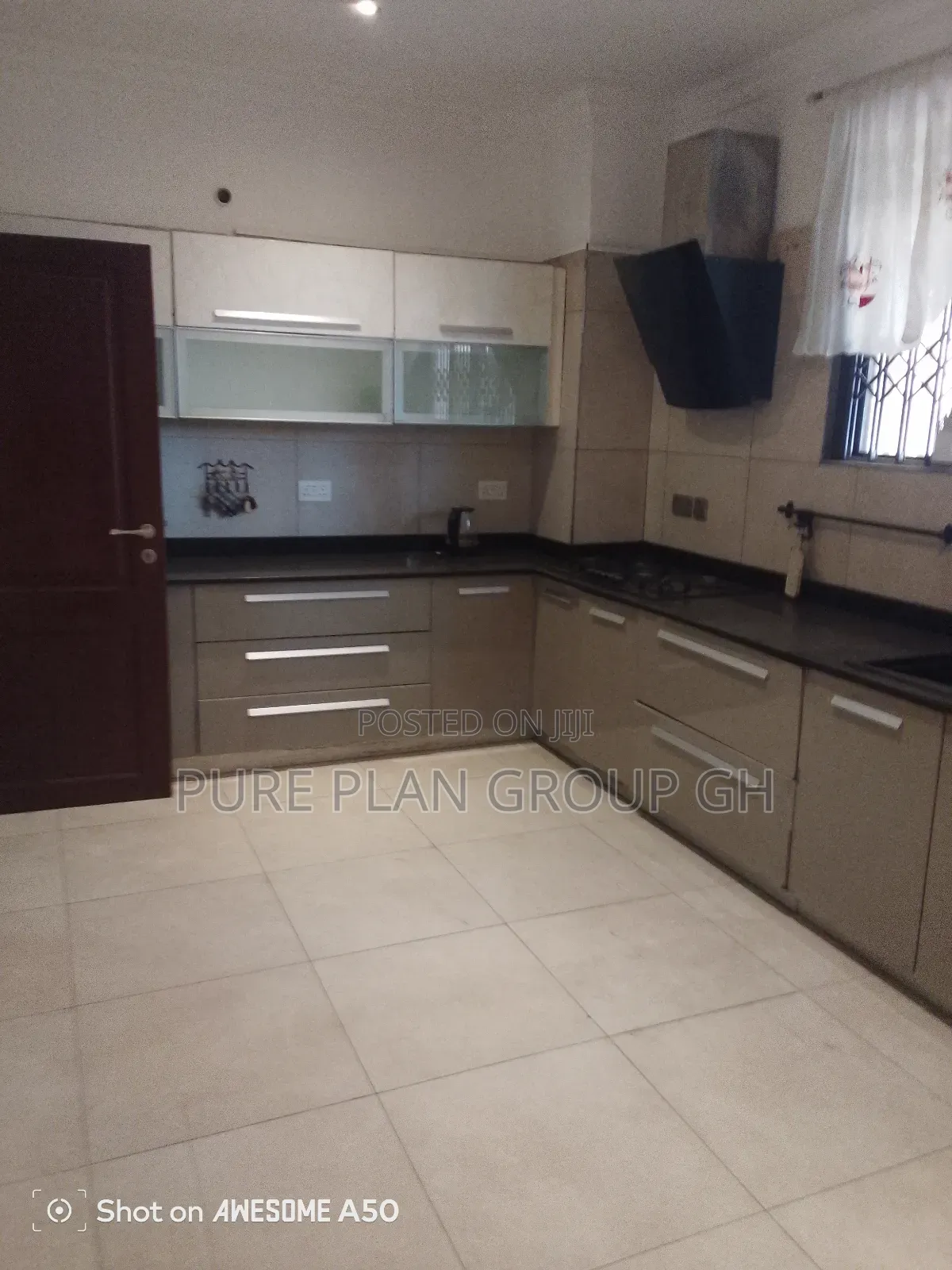 4bdrm Townhouse / Terrace in Abelenkpe, Lincoln School Area for rent