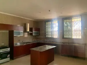 4bdrm Mansion in Ashaley Botwe for sale