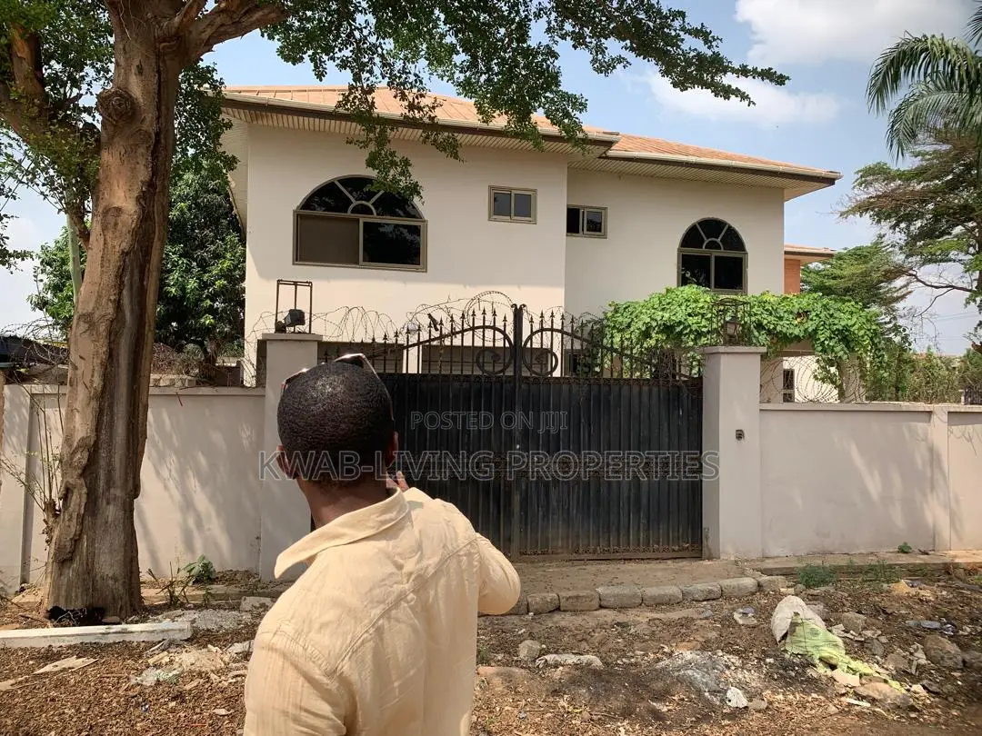 4bdrm Mansion in Ashaley Botwe for sale