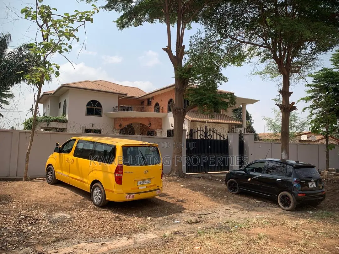 4bdrm Mansion in Ashaley Botwe for sale