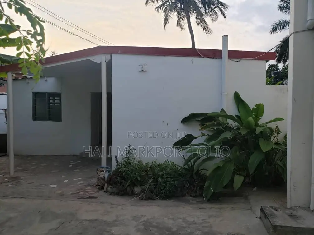 4bdrm House in Labone, Coffee Shop Area for sale