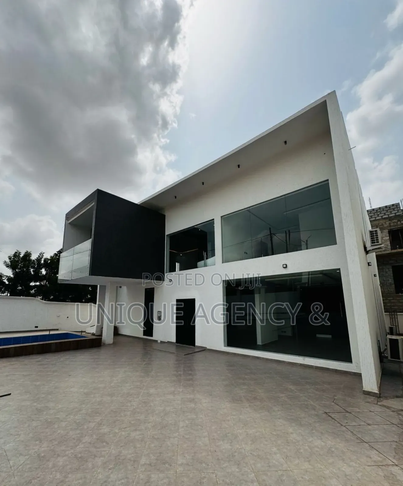 5bdrm Duplex in East Legon for sale