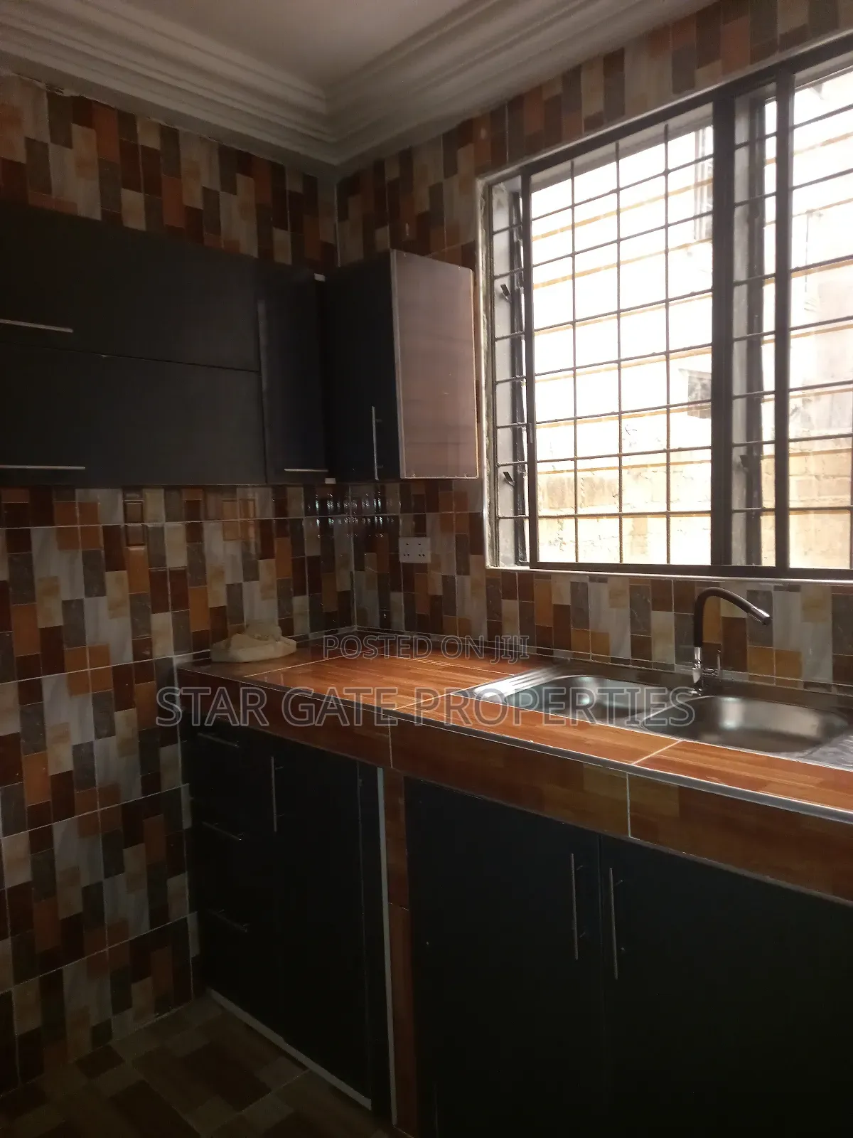 18bdrm House in Sewua Government, Kumasi Metropolitan for sale