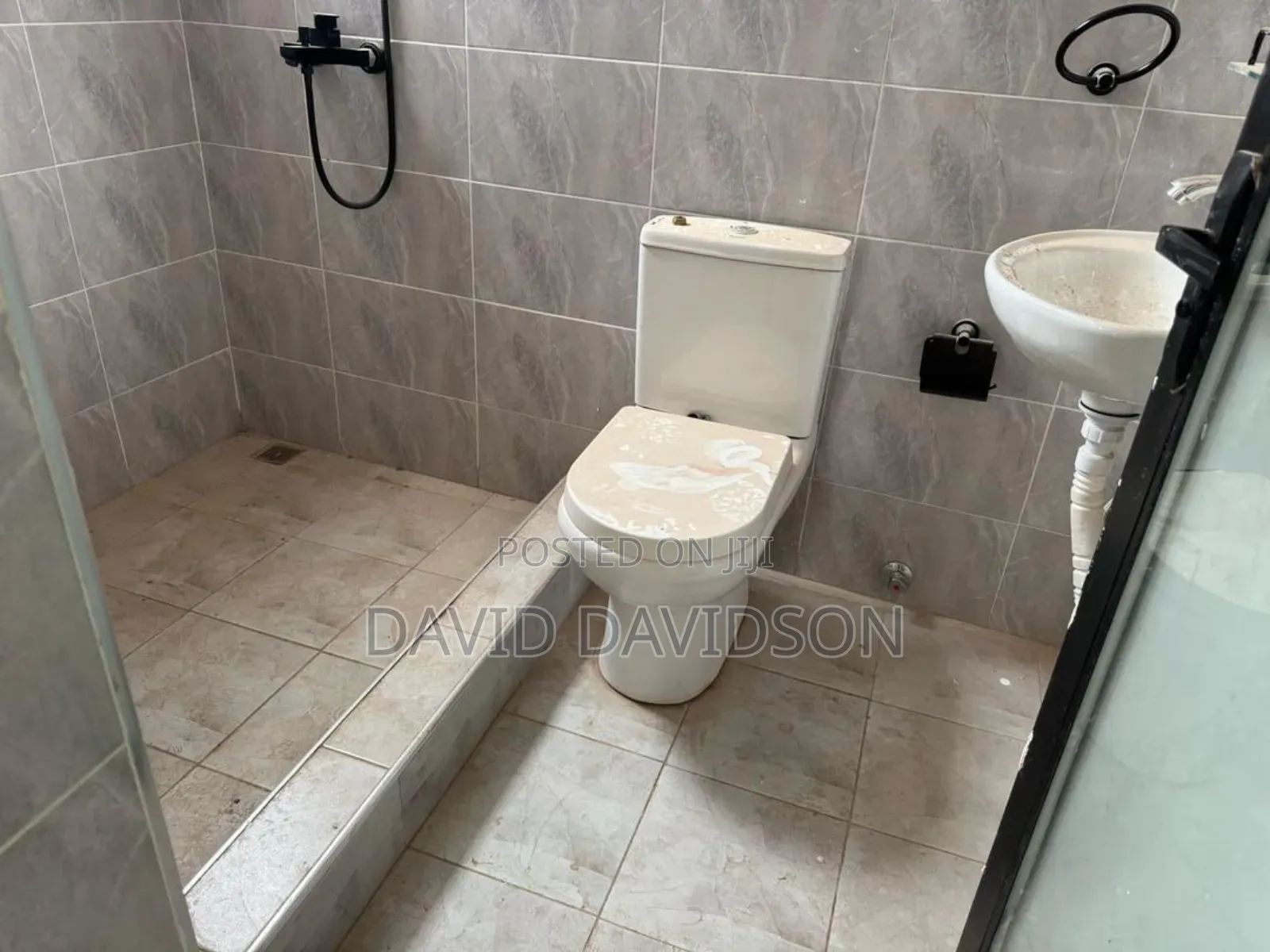 6bdrm House in 6 Bedroom Plus A, Tema Metropolitan for sale
