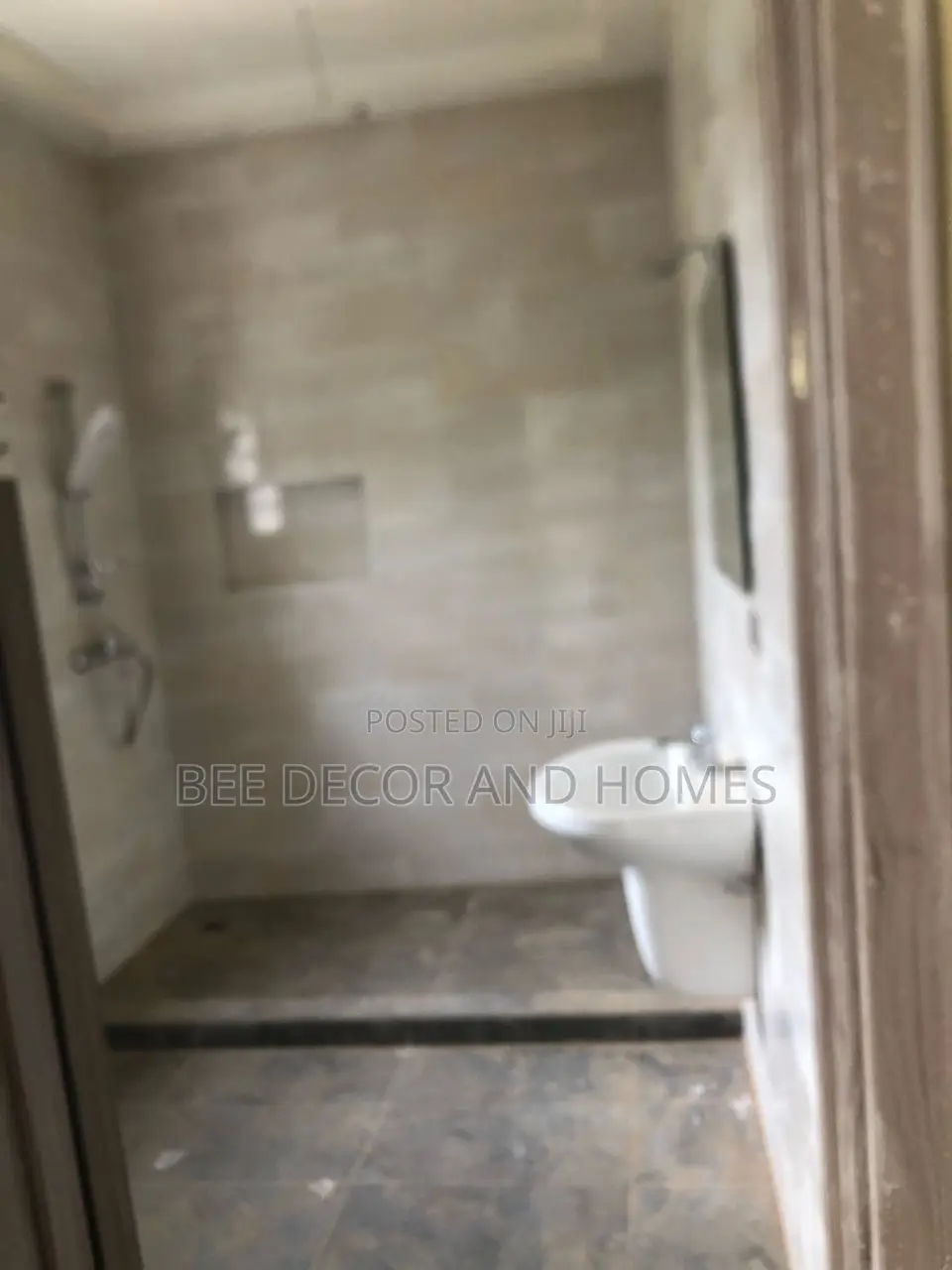 3bdrm House in Bee Decor & Homes, Old Ashomang for sale