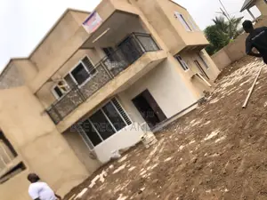 3bdrm House in Bee Decor & Homes, Old Ashomang for sale