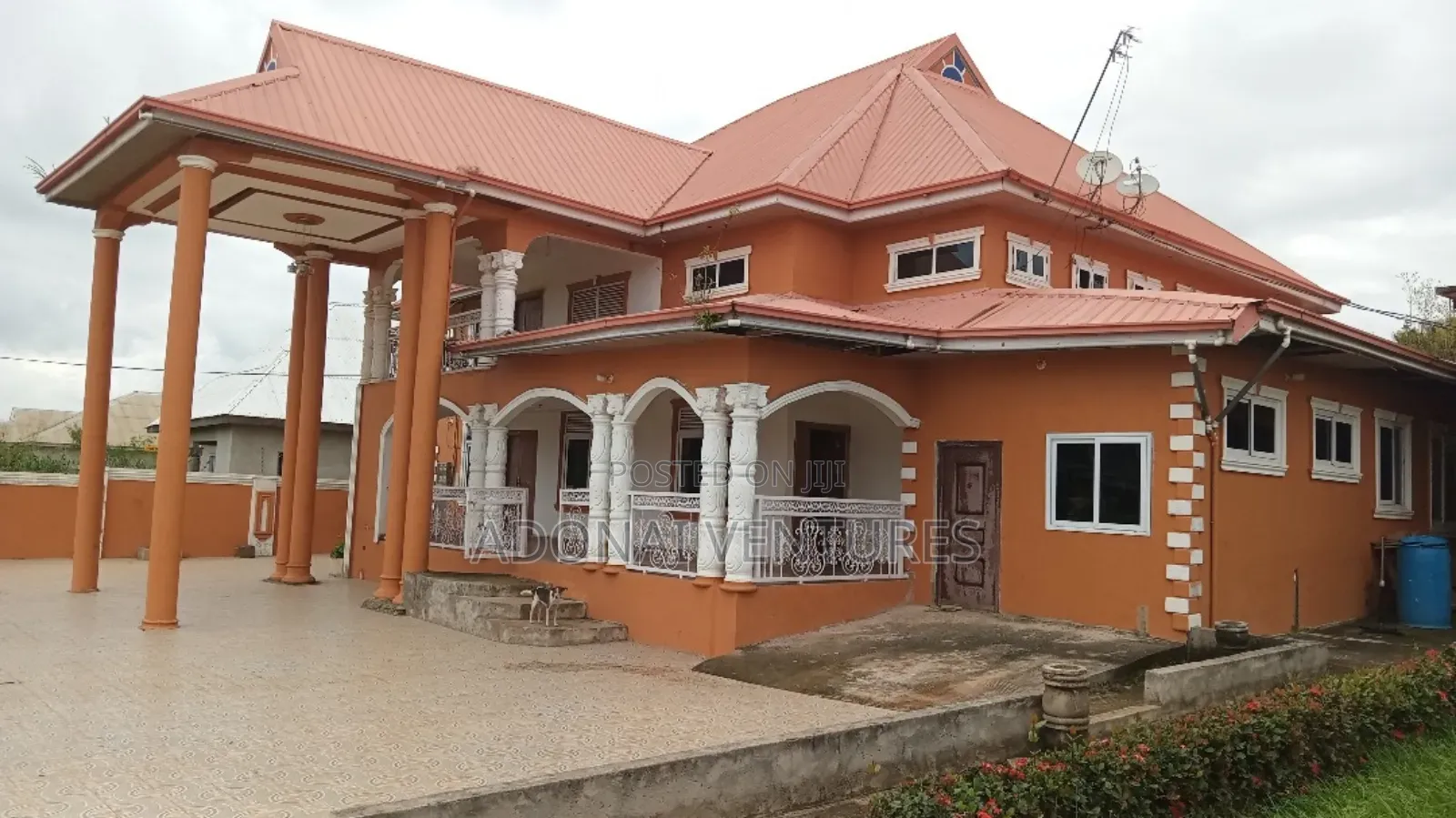 7bdrm House in Apromase, Kumasi Metropolitan for sale