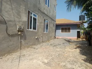 11bdrm House in Fawoade, Kumasi Metropolitan for sale