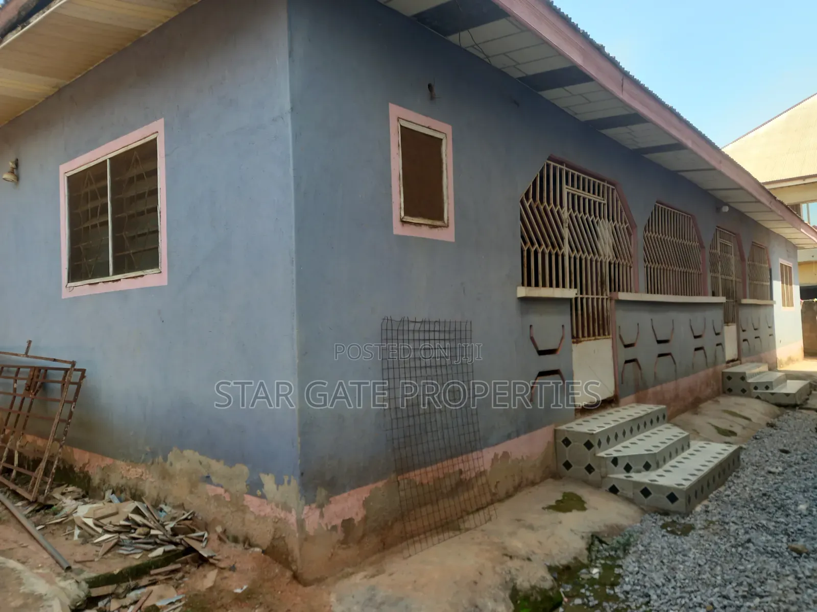 11bdrm House in Fawoade, Kumasi Metropolitan for sale