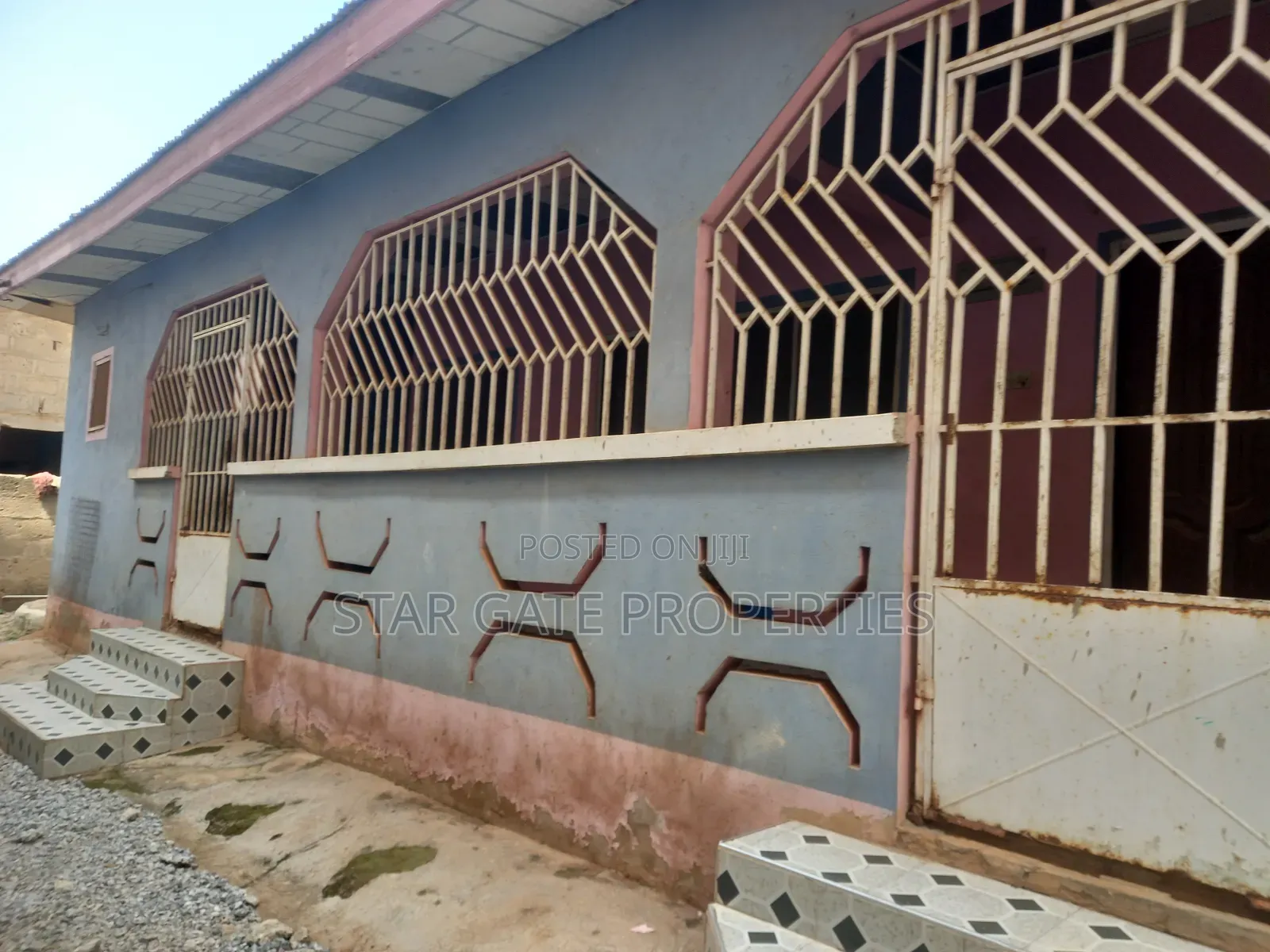 11bdrm House in Fawoade, Kumasi Metropolitan for sale